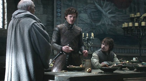 Robb-with-Theon-and-Luwin-robb-stark-29539663-500-279