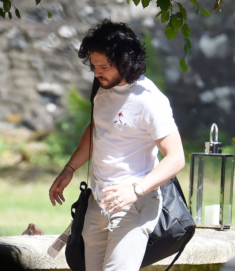 BGUK_1271825 - *PREMIUM-EXCLUSIVE* Aberdeen, SCOTLAND - MUST CALL FOR PRICING BEFORE USAGE - Newly Married Game of Thrones Stars Kit Harington and wife Rose Leslie seen having lunch with family and friends at Wardhill Castle. The Newlyweds looked really happy as they enjoyed a post-lunch with friends and family members at Wardhill Castle the day after they got married at Rayne Church in Scotland. Pictured: Kit Harington and Rose Leslie BACKGRID UK 24 JUNE 2018 UK: +44 208 344 2007 / uksales@backgrid.com USA: +1 310 798 9111 / usasales@backgrid.com *UK Clients - Pictures Containing Children Please Pixelate Face Prior To Publication*