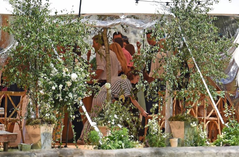 BGUK_1271825 - *PREMIUM-EXCLUSIVE* Aberdeen, SCOTLAND - MUST CALL FOR PRICING BEFORE USAGE - Newly Married Game of Thrones Stars Kit Harington and wife Rose Leslie seen having lunch with family and friends at Wardhill Castle. The Newlyweds looked really happy as they enjoyed a post-lunch with friends and family members at Wardhill Castle the day after they got married at Rayne Church in Scotland. Pictured: Kit Harington and Rose Leslie BACKGRID UK 24 JUNE 2018 UK: +44 208 344 2007 / uksales@backgrid.com USA: +1 310 798 9111 / usasales@backgrid.com *UK Clients - Pictures Containing Children Please Pixelate Face Prior To Publication*