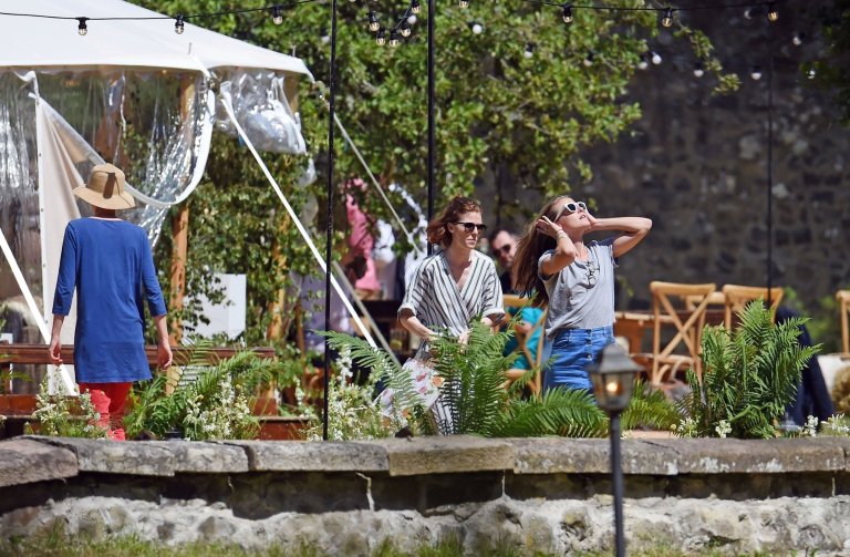 BGUK_1271825 - *PREMIUM-EXCLUSIVE* Aberdeen, SCOTLAND - MUST CALL FOR PRICING BEFORE USAGE - Newly Married Game of Thrones Stars Kit Harington and wife Rose Leslie seen having lunch with family and friends at Wardhill Castle. The Newlyweds looked really happy as they enjoyed a post-lunch with friends and family members at Wardhill Castle the day after they got married at Rayne Church in Scotland. Pictured: Kit Harington and Rose Leslie BACKGRID UK 24 JUNE 2018 UK: +44 208 344 2007 / uksales@backgrid.com USA: +1 310 798 9111 / usasales@backgrid.com *UK Clients - Pictures Containing Children Please Pixelate Face Prior To Publication*