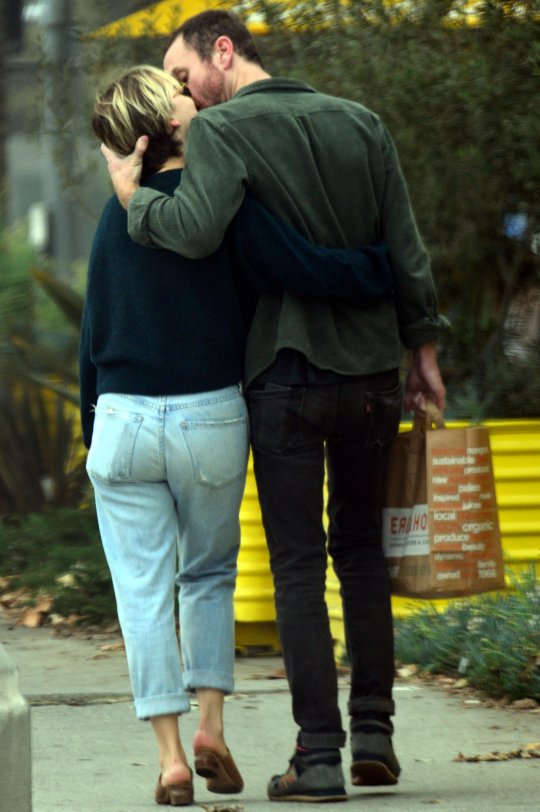 EXCLUSIVE: * Min Web / Online Fee 250 GBP For Set * * Min Print Fee 200 GBP PP * Double For Pg 1 * Actress Emilia Clarke who stars as Daenerys Targaryen on the hit HBO series Game Of Thrones gets cosy with new boyfriend Charlie McDowell, son of Actor Malcolm McDowell and Mary Steenbergen as they head home after picking up some groceries from Erewon in Venice, Ca The pair who also stopped to get some pressed juice from the Pressed Juicery which apparently did'nt taste too good to Emilia Pictured: Charlie McDowell and Emilia Clarke Ref: SPL5039253 041118 EXCLUSIVE Picture by: London Entertainment /GoldenEye / SplashNews.com * Min Web / Online Fee 250 GBP For Set * * Min Print Fee 200 GBP PP * Double For Pg 1 * Splash News and Pictures Los Angeles: 310-821-2666 New York: 212-619-2666 London: 0207 644 7656 Milan: 02 4399 8577 photodesk@splashnews.com World Rights