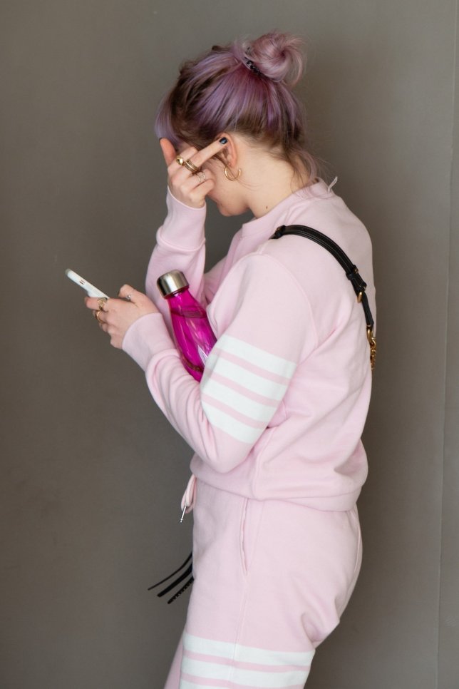 New York, NY - *EXCLUSIVE* - Maisie Williams arrives at JFK airport in NYC and it seems like the actress is glued to her phone. Pictured: Maisie Williams BACKGRID USA 4 APRIL 2019 USA: +1 310 798 9111 / usasales@backgrid.com UK: +44 208 344 2007 / uksales@backgrid.com *UK Clients - Pictures Containing Children Please Pixelate Face Prior To Publication*