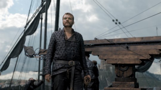 Euron Greyjoy (played by Pilaou Aesbak) looks shocked as he stares at the sky on Game Of Thrones