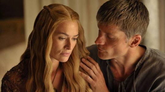 Jaime and Cersei Lannister embrace in Game Of Thrones season one 