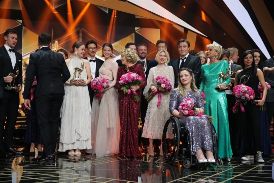 BADEN-BADEN, GERMANY - NOVEMBER 21: Luise Heyer, Jessica Schwarz, Michaela May, Chris Tall, Naomi Watts, Oliver Masucci during the 71st Bambi Awards final applause at Festspielhaus Baden-Baden on November 21, 2019 in Baden-Baden, Germany. (Photo by Gisela Schober/Getty Images for Bunte)