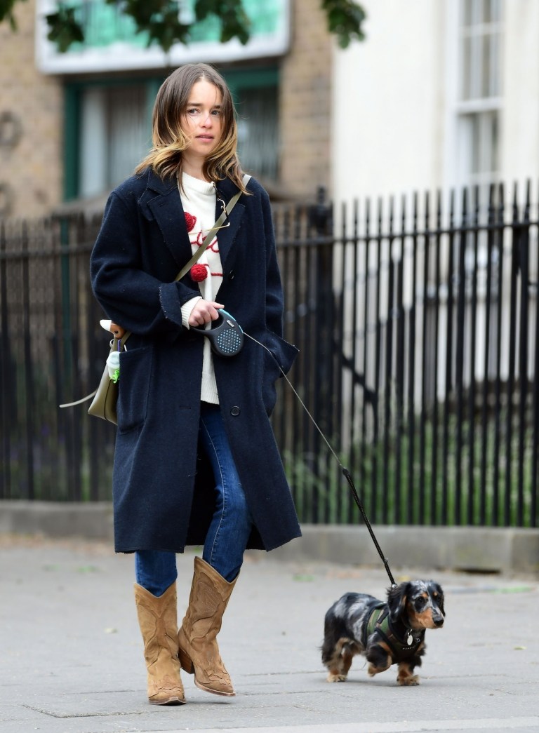 BGUK_1944367 - *EXCLUSIVE* London, UNITED KINGDOM - WEB MUST CALL FOR PRICING - PICTURES TAKEN ON 06/06/2020 - Not much Social distancing!!!! Game of Thrones Actress Emilia Clarke is pictured not sticking to COVID 19 Social distancing rules as she's pictured with her Dachshund dog visiting the park in London. The actress was seen meeting up with other dog lovers in the park in what looked like could be some dog training, Emilia seemed in good spirits as she chatted away with the other dog owners and at one stage let her pet sausage dog play with some children much to her amusement! Pictured: Emilia Clarke BACKGRID UK 8 JUNE 2020 BACKGRID UK 10 JUNE 2020 BYLINE MUST READ: BACKGRID UK: +44 208 344 2007 / uksales@backgrid.com USA: +1 310 798 9111 / usasales@backgrid.com *UK Clients - Pictures Containing Children Please Pixelate Face Prior To Publication*