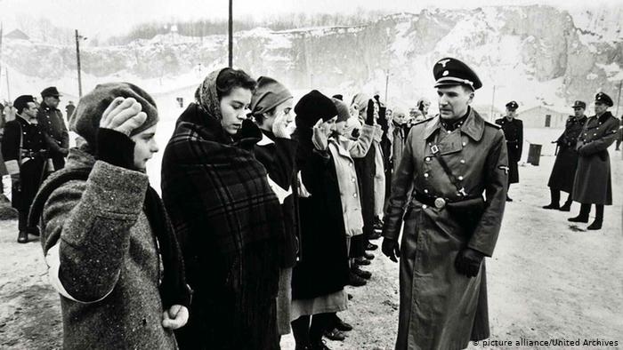 Filmszene Schindlers Liste SS Kommandant Amon Göth (picture alliance/United Archives)