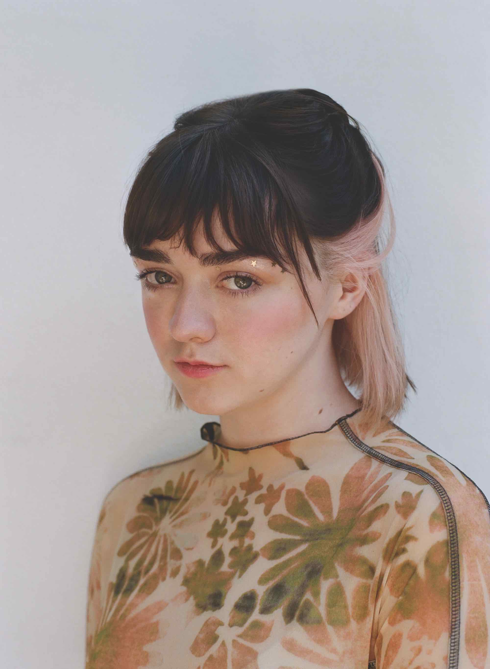 Maisie Williams with pink hair