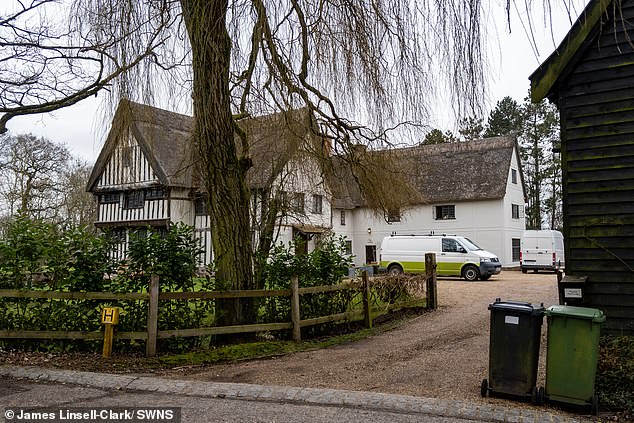 The couple want to build a new wall with a concrete core and faced by heritage-style bricks ¿to ensure the long-term stability and safeguard against future problems¿