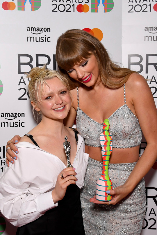 LONDON, ENGLAND - MAY 11: Taylor Swift poses backstage with Maisie Williams after winning the award for Global Icon during The BRIT Awards 2021 at The O2 Arena on May 11, 2021 in London, England. (Photo by Dave J Hogan/Getty Images)