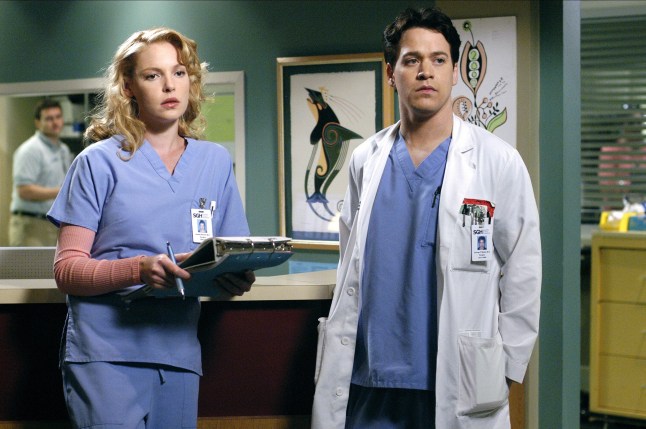 KATHERINE HEIGL & T.R. KNIGHT Character(s): Dr. Isobel 'Izzie' Stevens & Dr. George O'Malley Television 'GREY'S ANATOMY' (2005) 27 March 2005 SSO58094 Allstar/TOUCHSTONE TELEVISION (TV-Serie, USA 2005-) / Titel auch: "Grey's Anatomy - Die jungen ?rzte" **WARNING** This Photograph is for editorial use only and is the copyright of TOUCHSTONE TELEVISION and/or the Photographer assigned by the TV or Production Company & can only be reproduced by publications in conjunction with the promotion of the above TV Programme. A Mandatory Credit To TOUCHSTONE TELEVISION is required. The Photographer should also be credited when known. No commercial use can be granted without written authority from the TV Company.